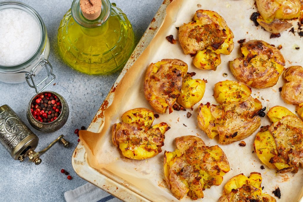 Smashed πατάτες στο air fryer: Τραγανές από έξω, αφράτες μέσα με 3 βασικά υλικά