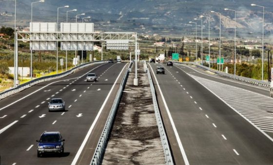 Ολυμπία Οδός: Άγνωστοι πετούν πέτρες σε διερχόμενα αυτοκίνητα – Στο παρά πέντε σοβαρό τροχαίο