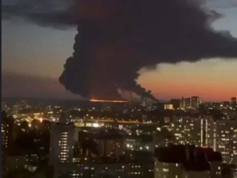 Μεγάλη φωτιά σε δεξαμενόπλοιο ανοιχτά του Σότσι – Αναφορές για πιθανή επίθεση με drones