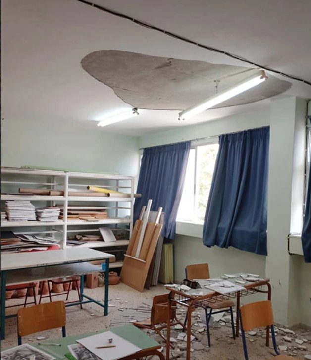 Στο νοσοκομείο 14χρονος μαθητής, έπεσε σοβάς από το ταβάνι του γυμνασίου στη Θεσσαλονίκη, δείτε φωτογραφίες