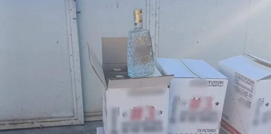 Ασπρόπυργος: Κύκλωμα λαθρεμπορίας με καύσιμα, ποτά και όπλα – Τέσσερις συλλήψεις από την ΑΑΔΕ