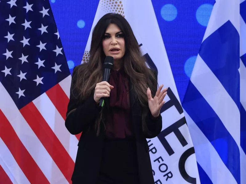 Κίμπερλι Γκίλφοϊλ: Ο Τραμπ εξετάζει την απομάκρυνσή της από την Αθήνα – Τι αποκαλύπτει το Associated Press