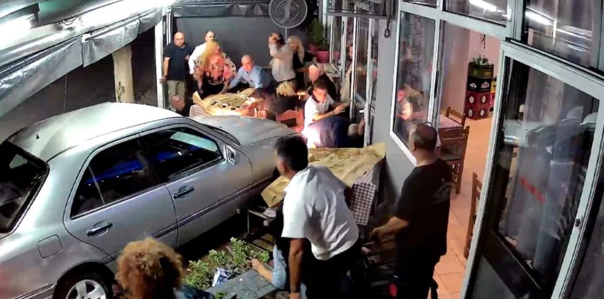 Θεσσαλονίκη: Ελεύθερος με απαγόρευση εξόδου ο οδηγός που εισέβαλε με το ΙΧ σε ταβέρνα – Αναβλήθηκε η δίκη