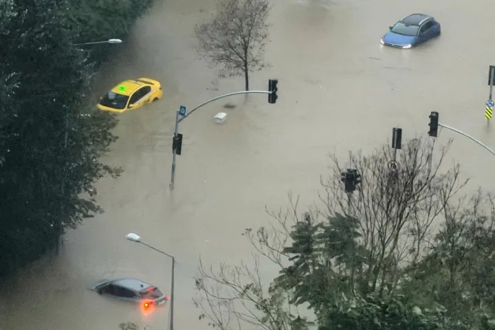Κωνσταντινούπολη: Σφοδρές πλημμύρες, χάος στους δρόμους - Ένας νεκρός