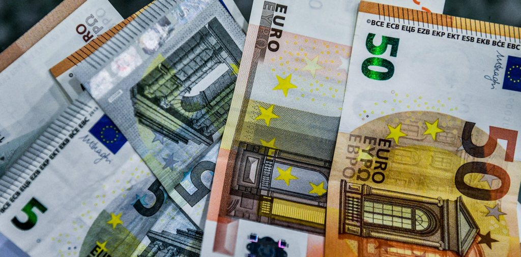 «Κόκκινα» δάνεια: Τι αλλάζει για τους δανειολήπτες – Επανυπολογισμός οφειλών, πλαφόν στους τόκους, περιορισμός πλειστηριασμών