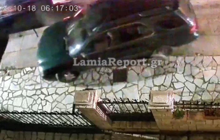 Λαμία: Οδηγός έπεσε πάνω σε παρκαρισμένα αυτοκίνητα, έβαλε όπισθεν και εξαφανίστηκε
