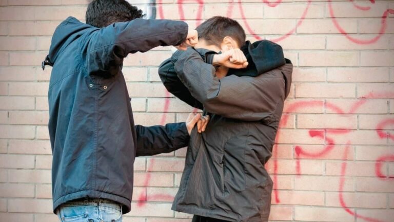 Θεσσαλονίκη: Πέντε ανήλικοι επιτέθηκαν σε 12χρονο μέσα σε γήπεδο – Στο νοσοκομείο με τραύμα στο κεφάλι