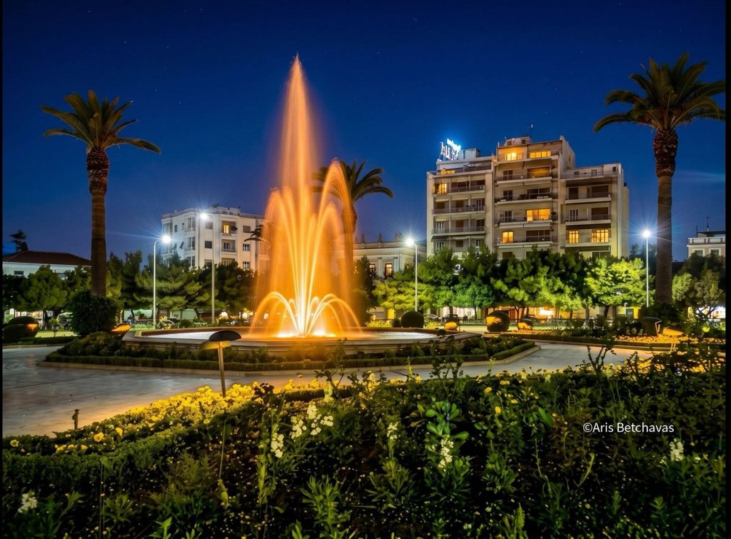 Πάτρα: Στο βάθος το «8 και 10» με τις τρομερές ποικιλίες του, αριστερά ο κλασικός «Οικονομόπουλος» και πλάι του το ιστορικό «Παναχαϊκόν»