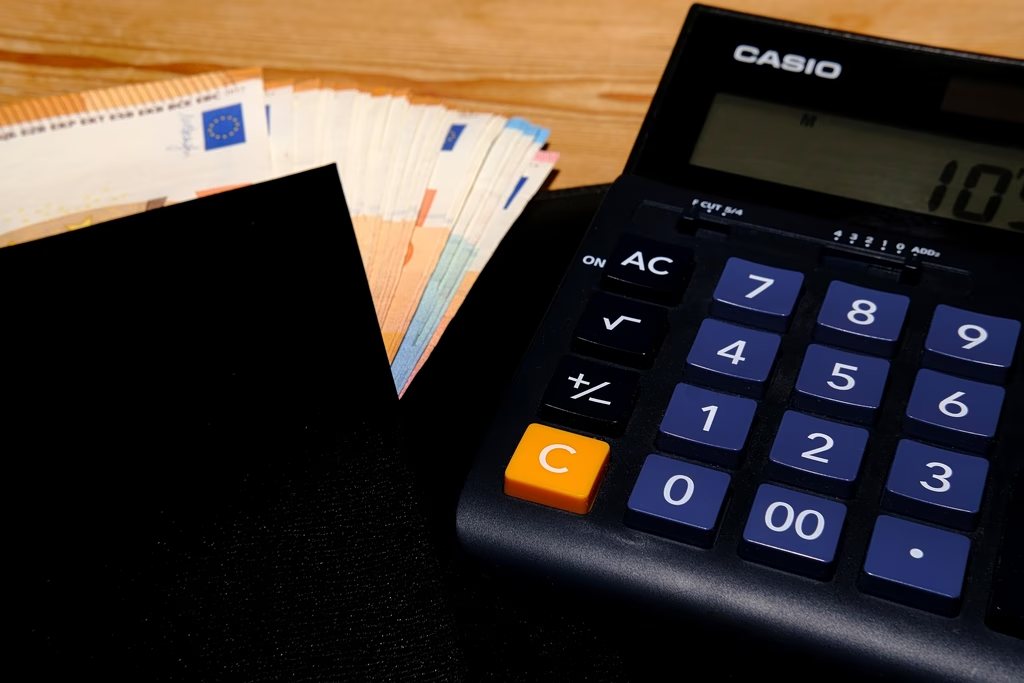 Η παγίδα εκατομμυρίων ευρώ στον προϋπολογισμό – Τα στοιχεία του προσχεδίου αποκαλύπτουν το μέγεθος της έκθεσης
