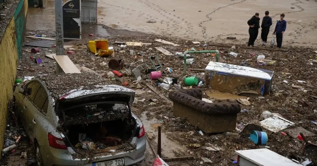 Τουρκία: 4 νεκροί από ανεμοστρόβιλο στην Αττάλεια – Δρόμοι έγιναν λίμνες στην Κωνσταντινούπολη